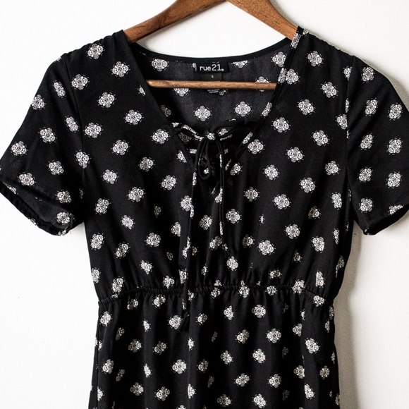 Rue21 Short Sleeve Black Patterned Mini Dress - Picture 2 of 4
